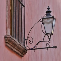 San Miguel De Allende, Mexikó. Lámpás és árnyék színes épületeken Poszter Nyomtatás Darrell Gulin